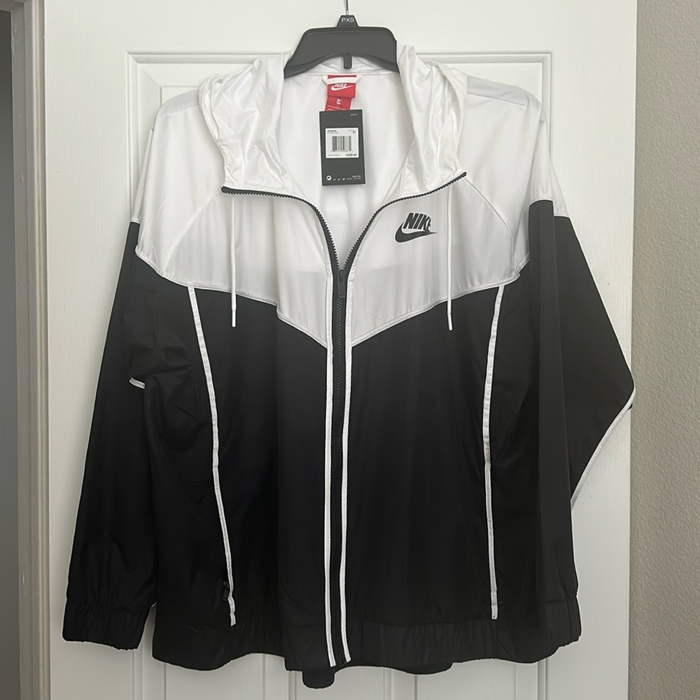 Woman’s Nike Windbreaker 3X New